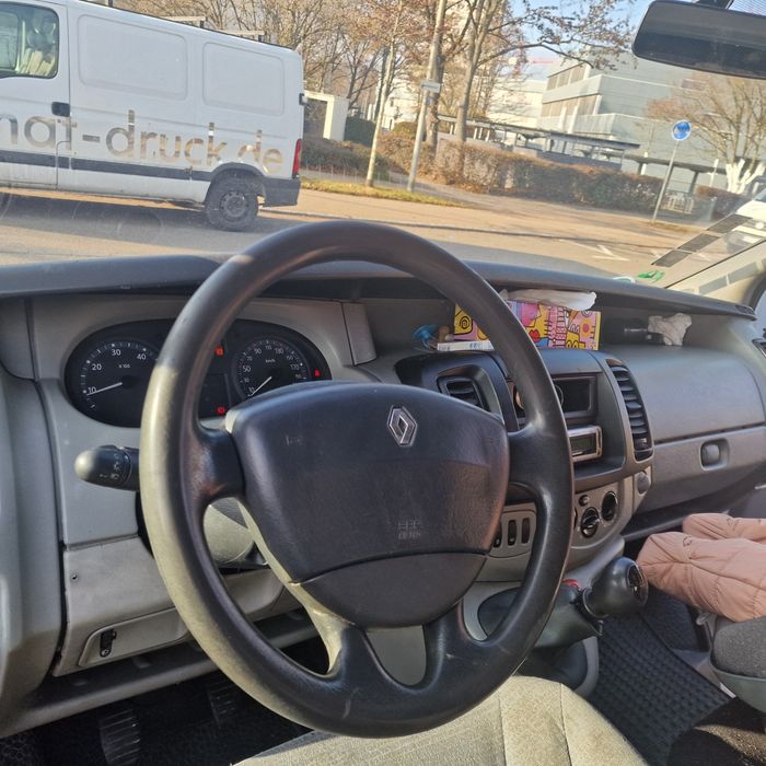 Renault.  Trafic
