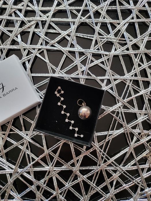 Сребърен синджир с две висулки.