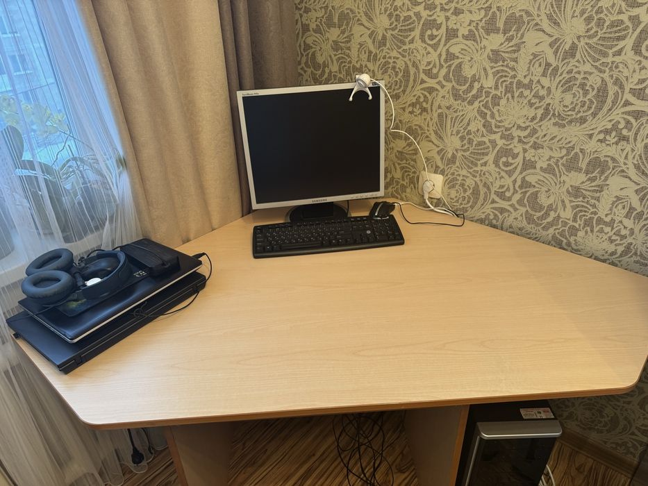 Продам угловой компьютерный стол б/у