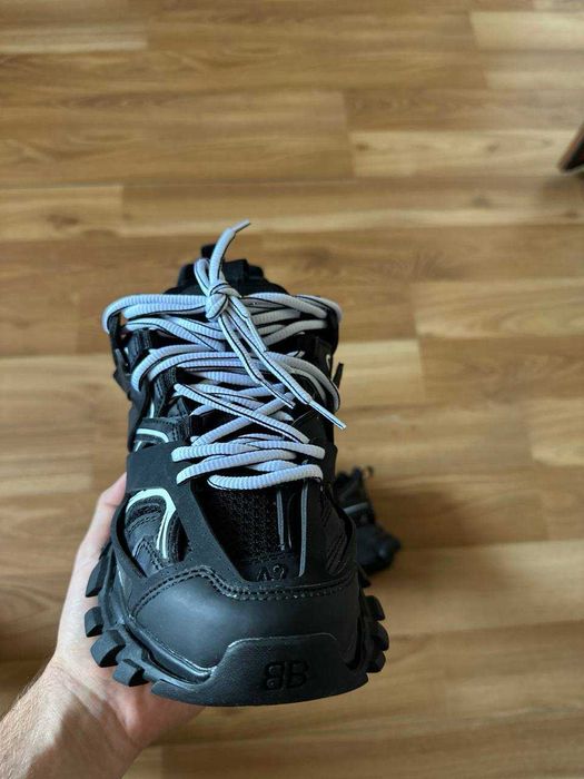 Sneakers Balenciaga cu eticheta (nu Nike, Gucci, Adidas, Balenciaga)