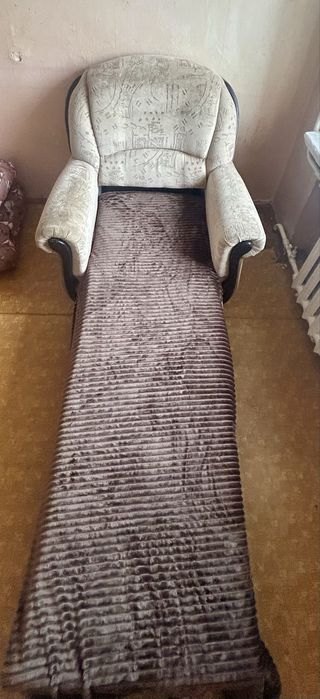 Кресло-кровать с подушками