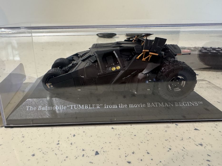 Macheta 1:43 Tumbler “the batmobile” si cana Batman Deagostini