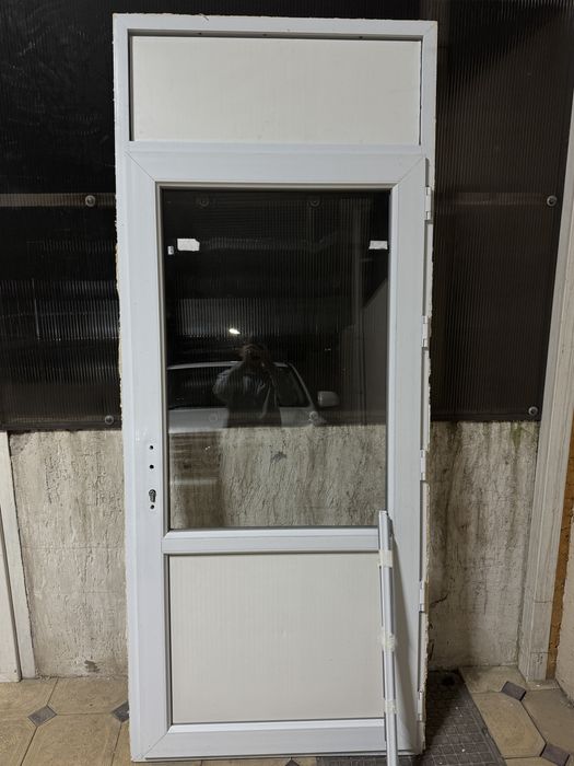 Продам пластиковый дверь
