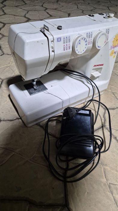 Универсальная швейная машинка