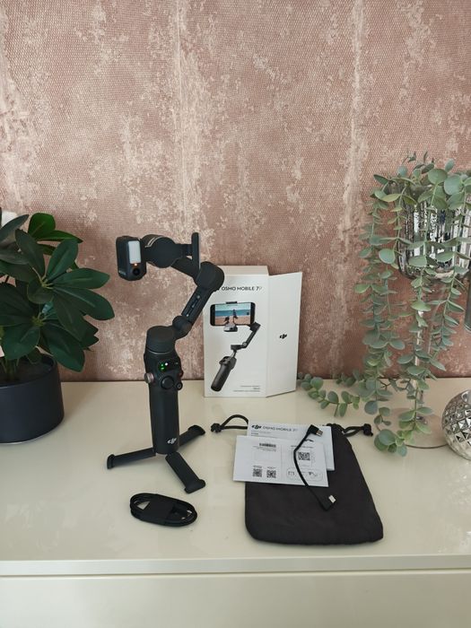 DJI Osmo Mobile 7 Pro – aproape nou
Vând DJI Osmo Mobile 7 Pro, folosi