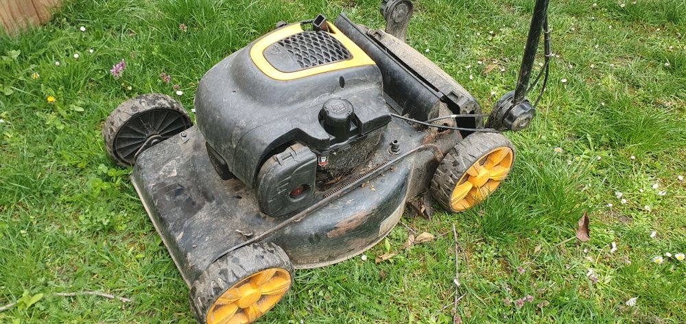 Masina de tuns iarba pe benzina, cu tractiune McCulloch. Motocoasa