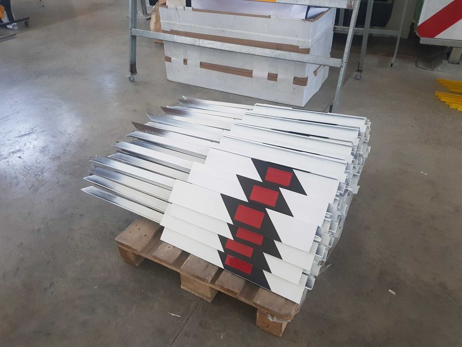 Сигнальные столбики и дорожные знаки