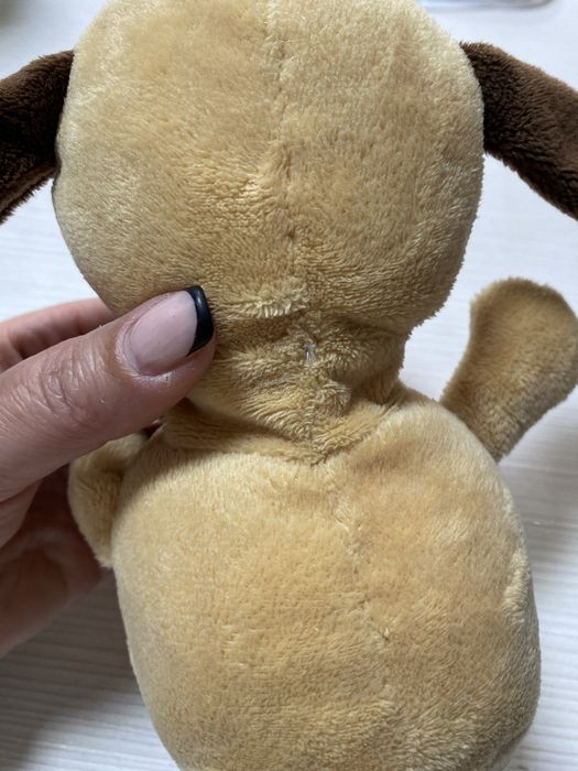 Плюшена играчка куче повтаря звуци  и движи главата