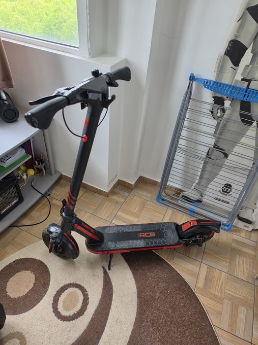 Trotineta electrica RCB, Pliabila,30km/h autonomie 35 km Motor 500W cauciucuri 10 inch pline rezistă până la 150 kg