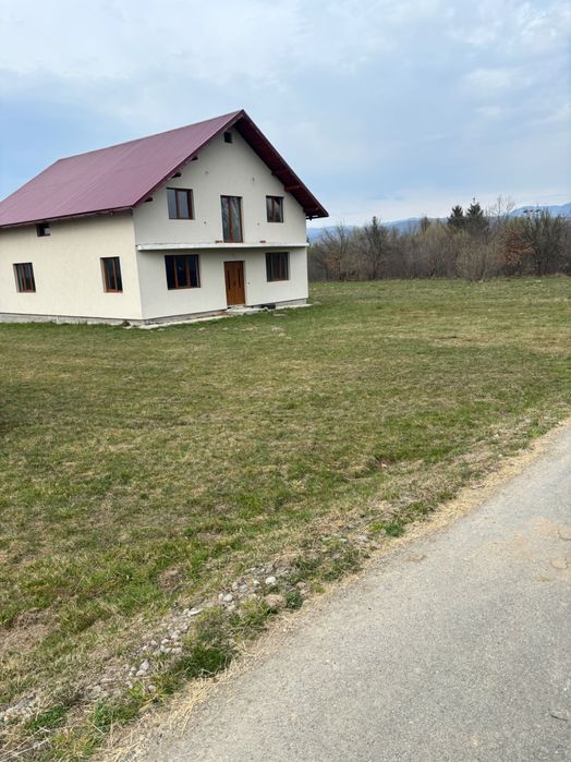 Casa-vila de vanzare