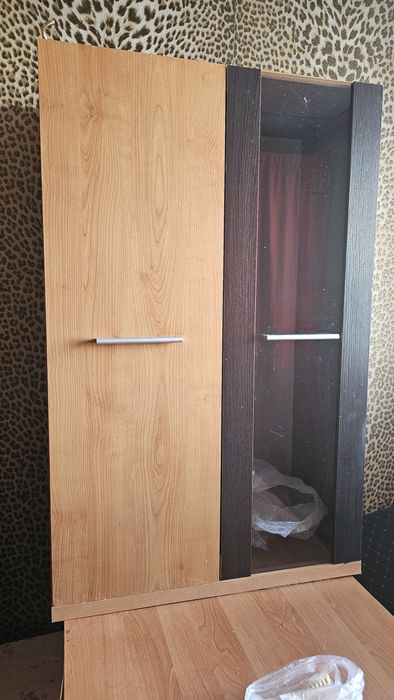 Продаётся шкаф,  мебель,  стекло дверь