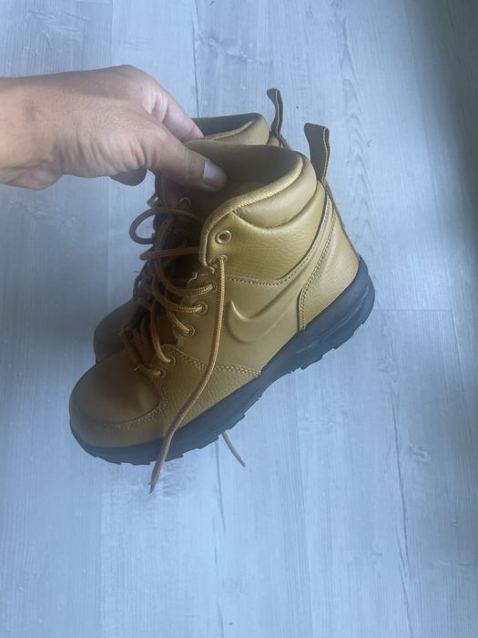 Nike Manoa letter