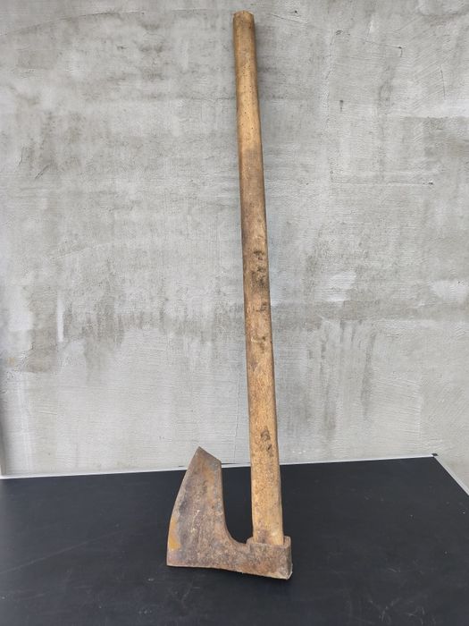 Стара голяма брадва