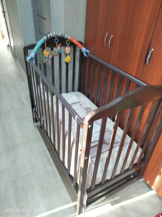 Продам детскую кровать с матрасом