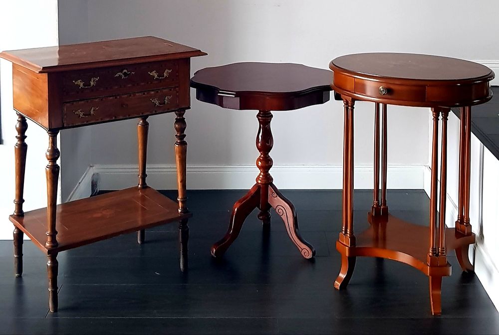 Comodină/Măsuță veche din lemn masiv cu intarsii