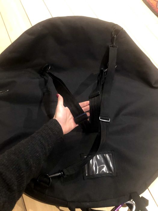 Устойчива и просторна чанта с обръч