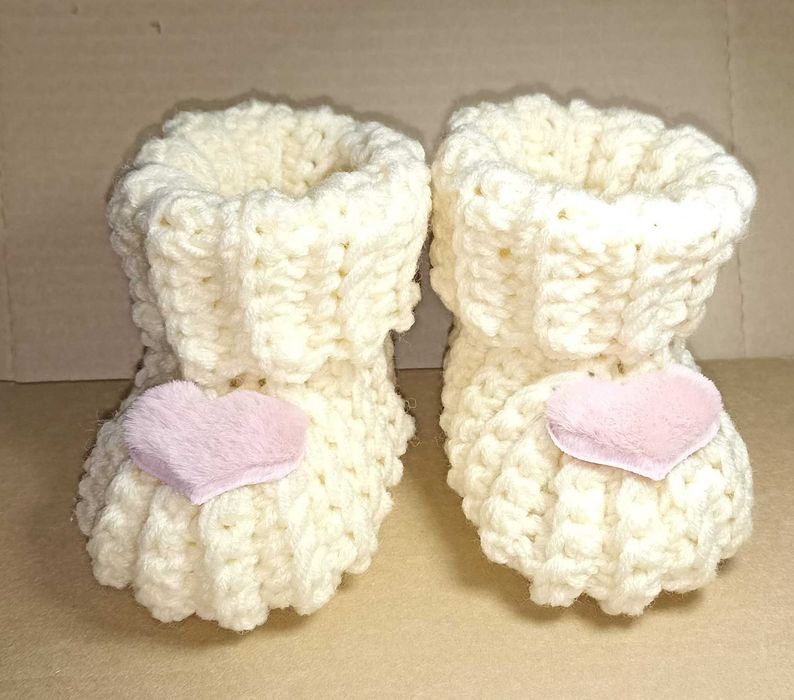 Вязаные пинетки для малыша с декором сердечко