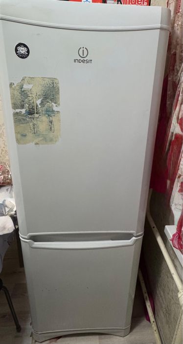 Продам холодильник (Indesit)
