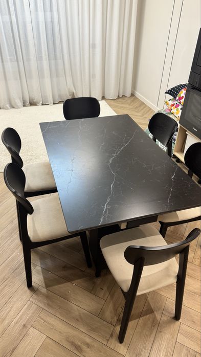 Стол со стульями.