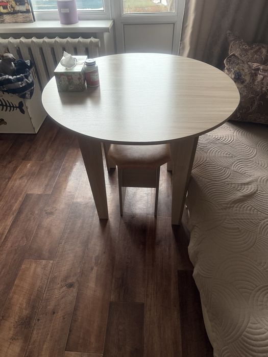 Стол  бежевый груглый для кухни