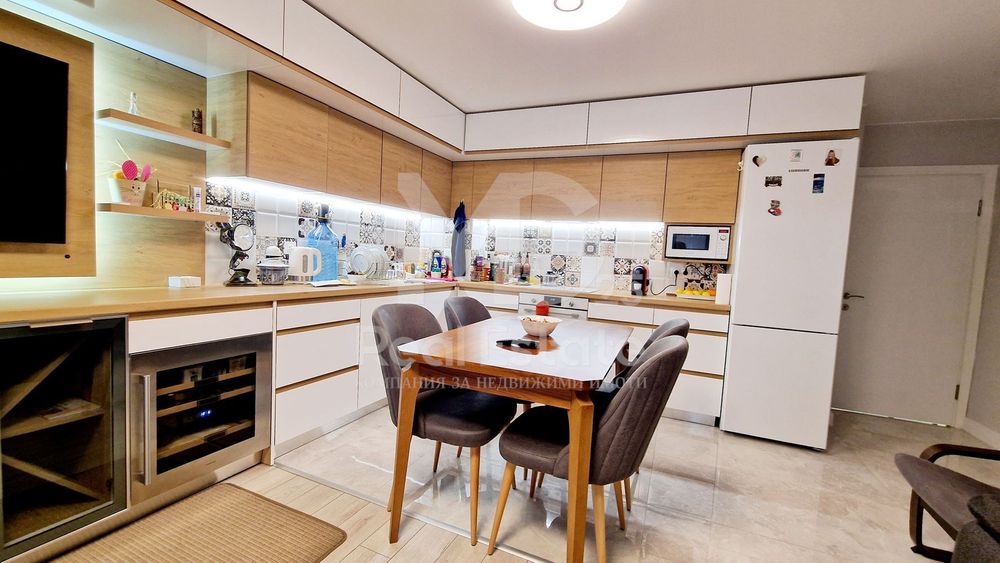 Продава се Тристаен апартамент в Пловдив, Остромила - 101 кв.м за 2030 €/кв.м - Снимка #11