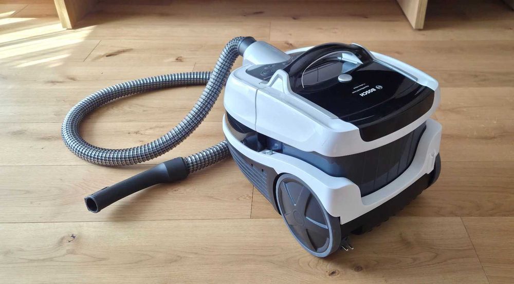 BOSCH прахосмукачка AquaWash&Clean ProPerform 2100W