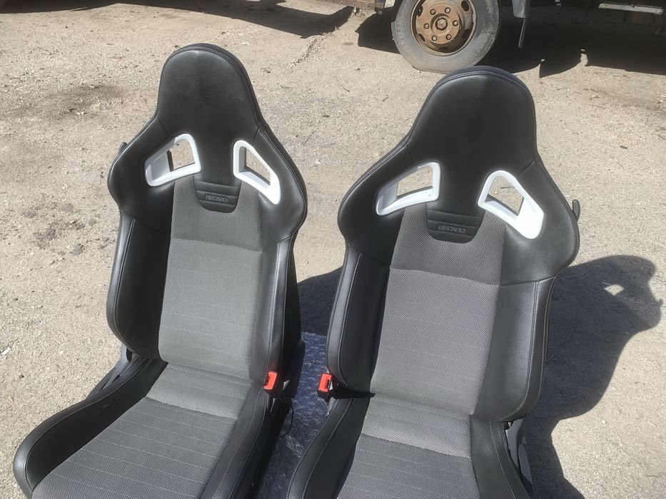 Recaro Bucket Seats за Golf 5 R32/GTI