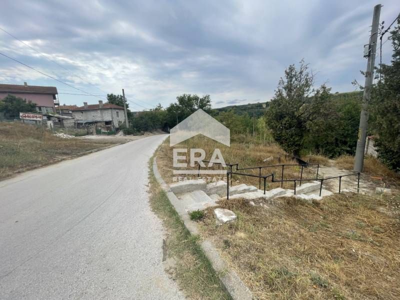 Ексклузивна самостоятелна къща за продажба, с две постройки и голям дв