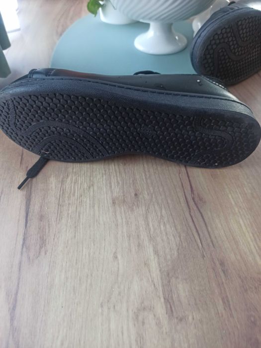 Нови черни маратонки