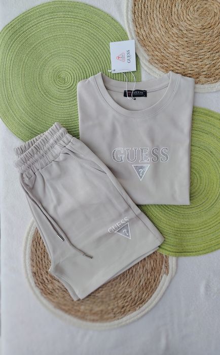 Дамски комплектиКъси панталони Налични размери C, M, L, XL. Памучна материя и достъпни цени.