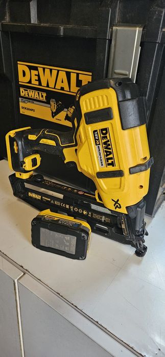 Pistol cuie DeWalt din 660