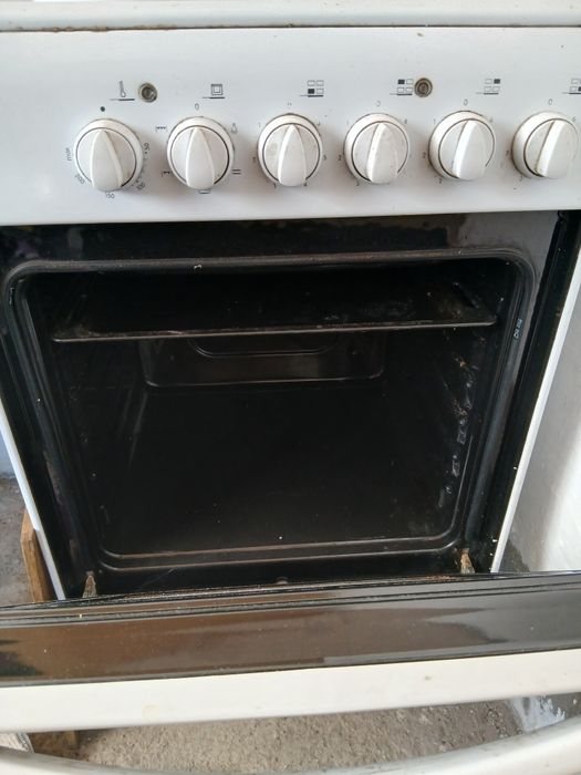 Продам электро плиту  Индезит