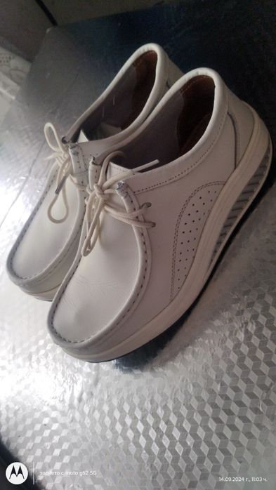 Бели дамски мокасини естествена кожа