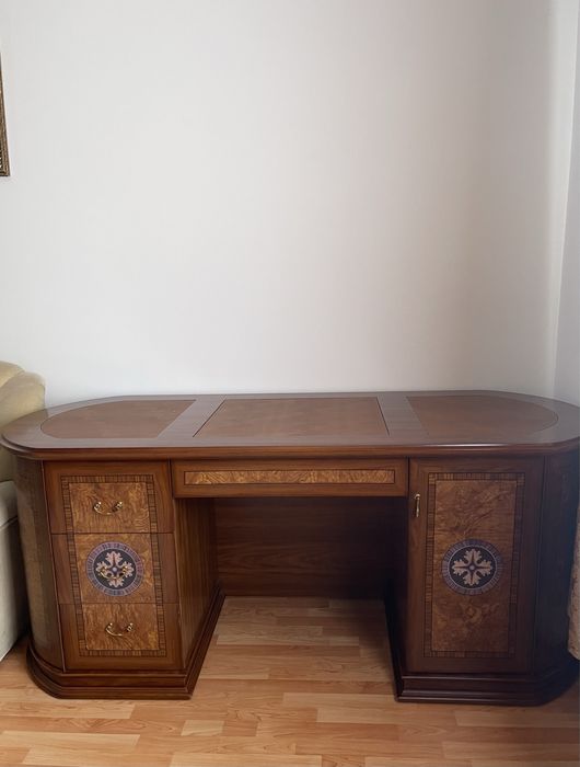 Стол кабинетный.