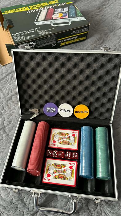 Vând Joc Poker 200 de jetoane, cutie aluminiu, 2 pachete cărți
