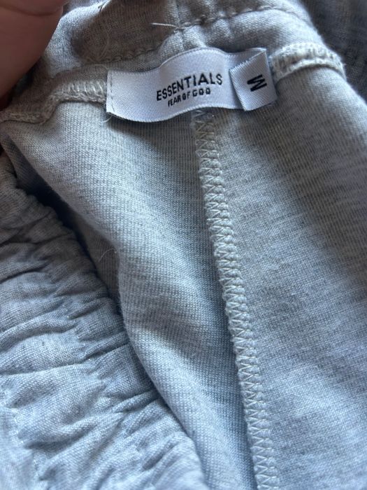 Продавам essentials fear of god къси панталонки M размер.