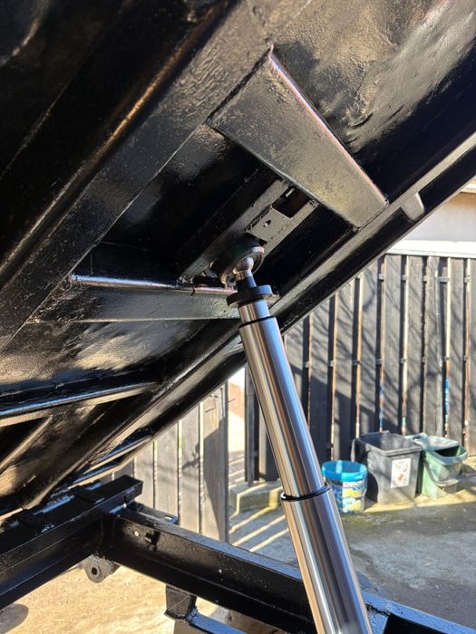 Vand remorca basculabila