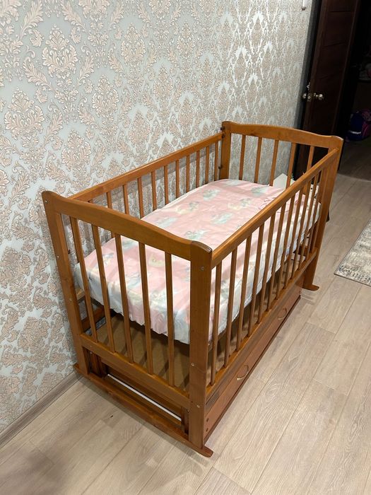 Кроватка с маятником и матрасом за