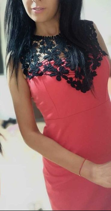 Розова рокля с дантела