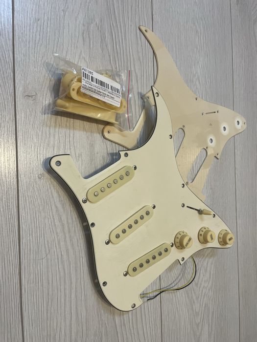 Loaded Pickguard Stratocaster cu 3 doze ceramice