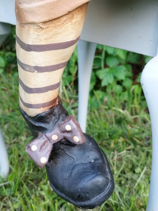 Jun Asilo,Колекционерска фигура на просещ клоун