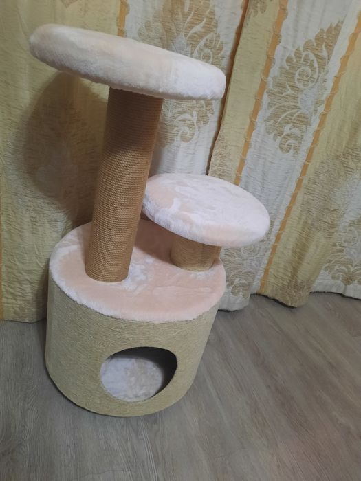 Котеточка домик .Бежевого цвета.