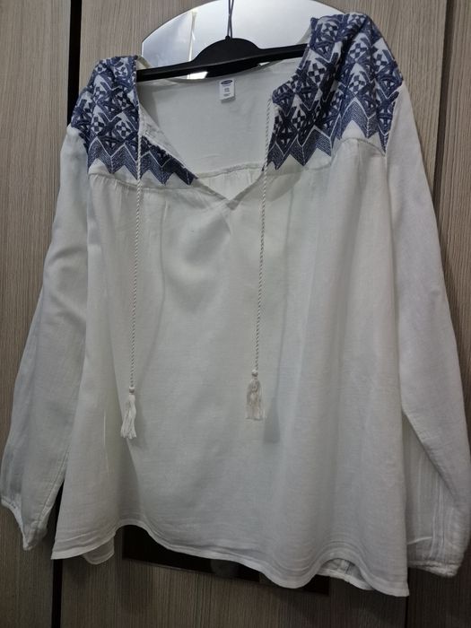 Bluza albă de bumbac cu broderie