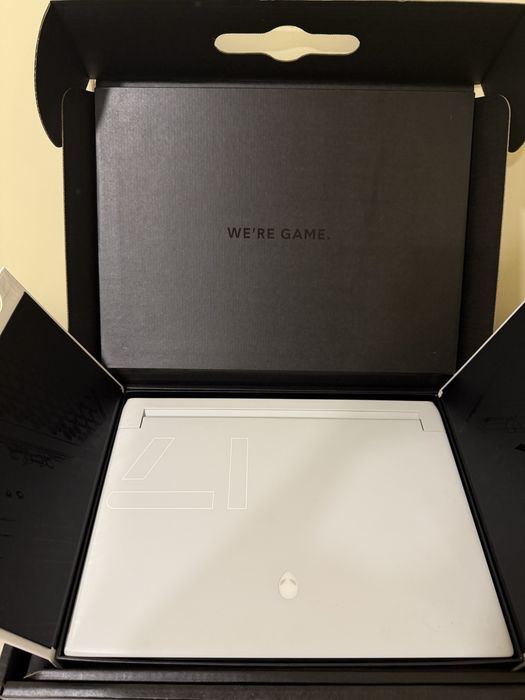 Геймърски лаптоп Dell Alienware X17 R2 + подарък мишка и охлаждаща поставка