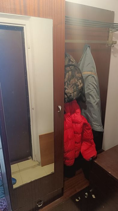 Подарявам работещи пералня , хладилник срещу изнасяне  на останалите  Секция с гардероб, скрин, шкаф, етажерка, легло и кухненски шкафове