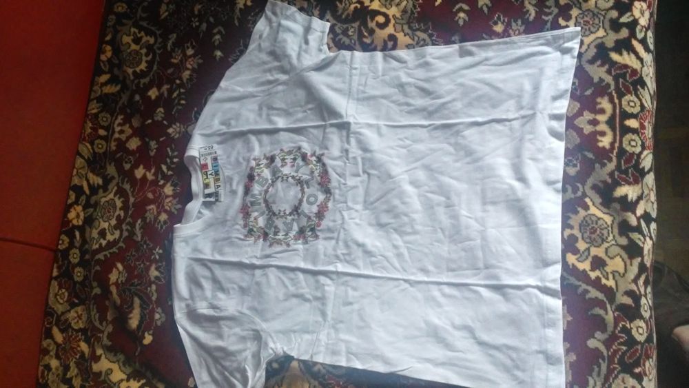 Vand tricouri albe cotton UNISEX.pret 100 de lei si 50 lei.