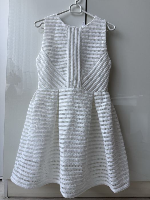 Елегантна бяла рокля