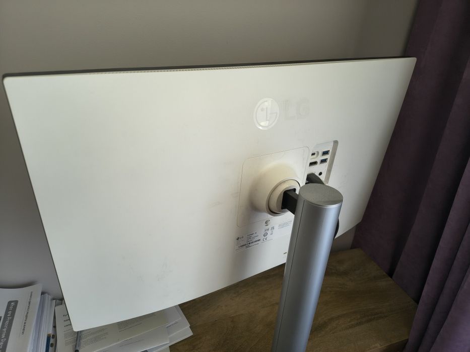 Продавам 4K Монитор LG 27UP850N-W (27" IPS, USB-C 90W)