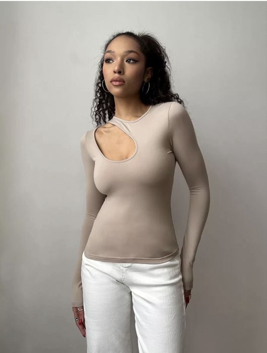 Лонгслив с вырезом