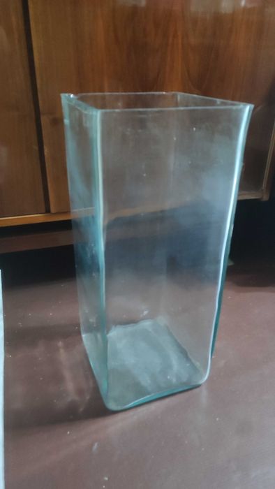 Аквариум- колба, стеклянный, высокий. Цельнолитой.
